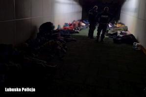 Lubuscy policjanci zatrzymali busa na czeskich numerach z 41 imigrantami z Iraku oraz Turcji na pokładzie. Chciały nielegalnie przekroczyć granice z Niemcami. Samochód kierowany był przez obywatela Ukrainy