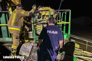[VIDEO] Nocna walka Policji i innych służb w naprawie uszkodzonej śluzy. W akcji brały udział śmigłowce