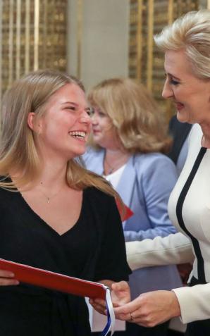Pierwsza Dama wręczyła dyplomy polskim maturzystom z Francji
